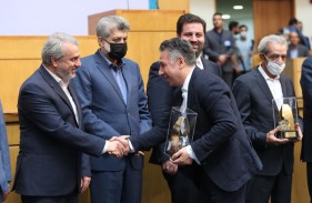 Pardis Technology Park Member Grabs Golden Statue of "National Day of Industry and Mining"